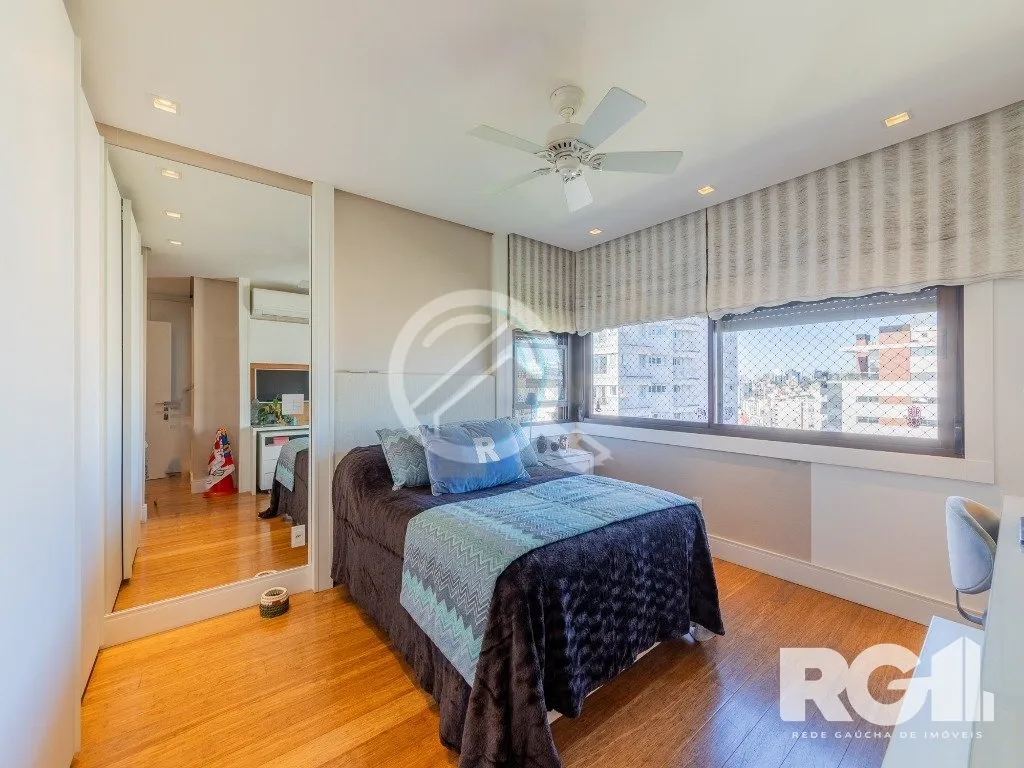 Imagem EXCLUSIVIDADE. Belíssimo apartamento com 245 m², mobiliado, com 3 suítes no bairro Moinhos de Ven...