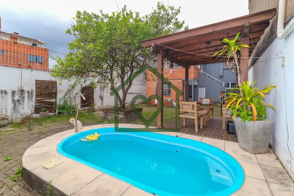 Imagem Bem-vindo a esta encantadora casa à venda em Porto Alegre, situada no coração do bairro Santo Ant...