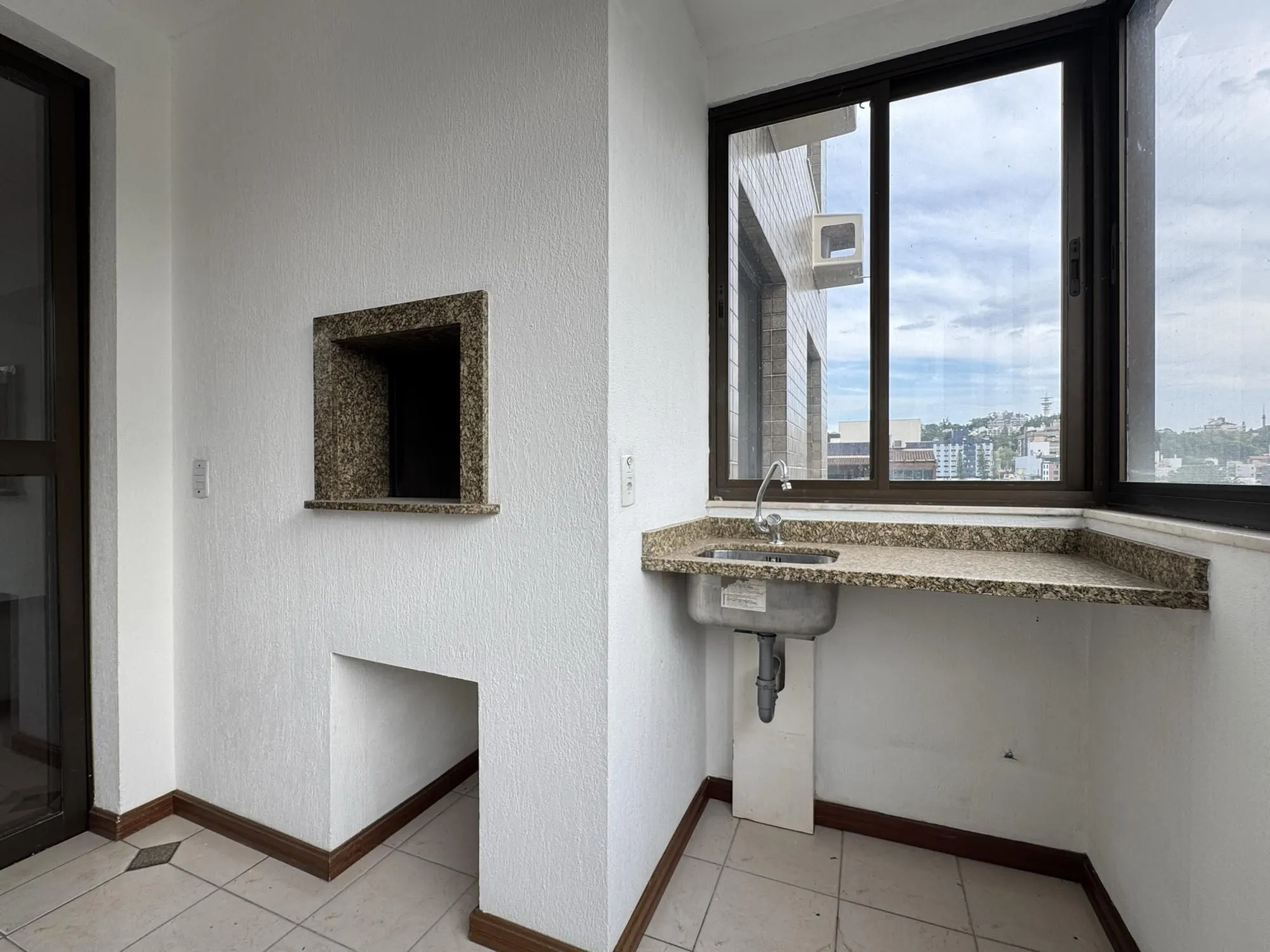 Imagem Apartamento 3 dormitórios com sacada, suíte e vaga de garagem no Menino Deus