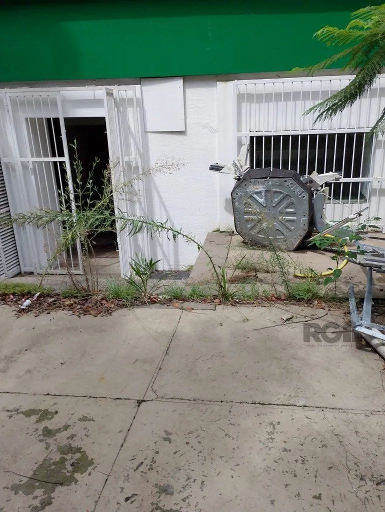 Imagem Loja comercial desocupada à venda no coração de Porto Alegre, localizada na Rua Mostardeiro