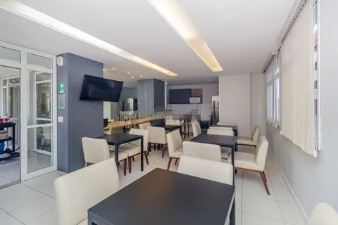 Imagem Apartamento de 3 dormitórios com living estendido, semi mobiliado, suíte e churrasqueira.