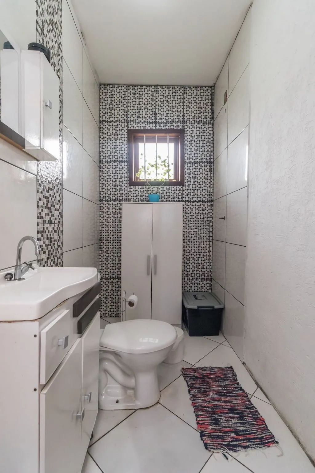 Imagem Casa de 6 dormitórios à venda Bairro Vila Nova - Porto Alegre