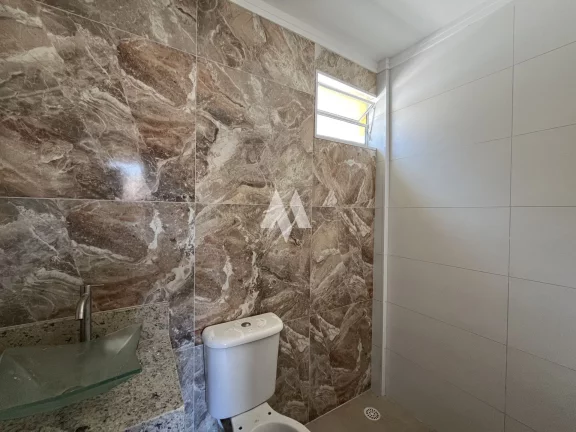 Imagem Casa alta á venda com o melhor valor de m² da região - 2 dormitórios com 2 suítes e garagem - Campo Grande, Santos/SP