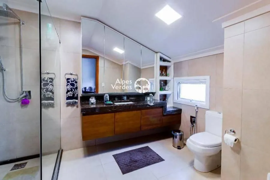 Imagem Vende-se Casa em Condominio com 4 suites a 5 minutos da Rua Coberta