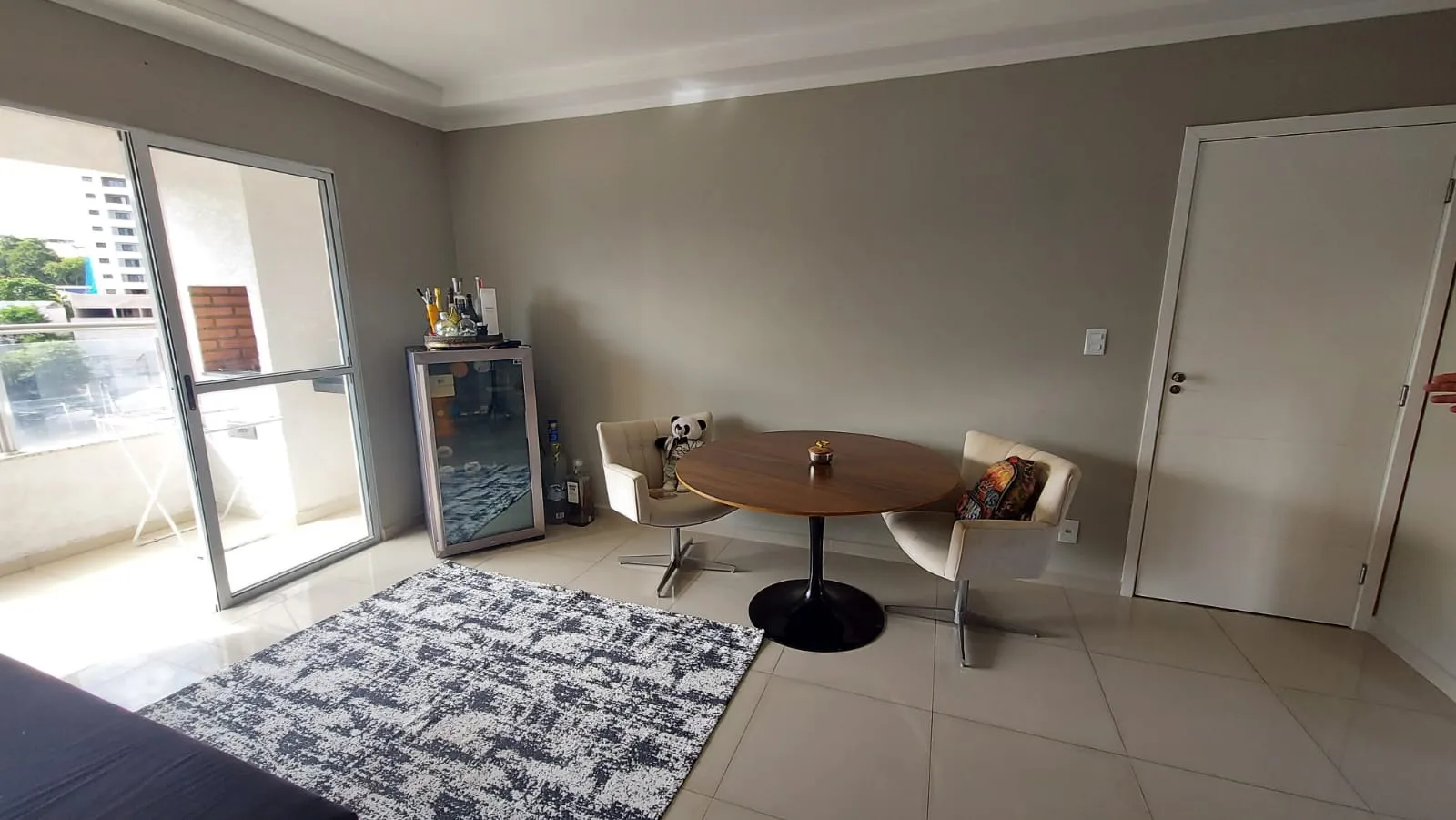 Imagem Excelente Apartamento 2 Dormitórios, 1 Suíte, Varanda e 2 Vagas na Garagem