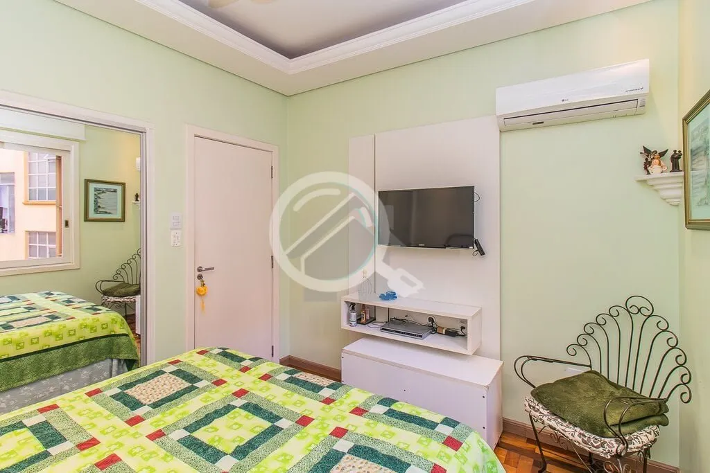 Imagem Amplo apartamento de 3 Dormitórios semi-mobiliado, amplo living com armário, varanda, cozinha indi...