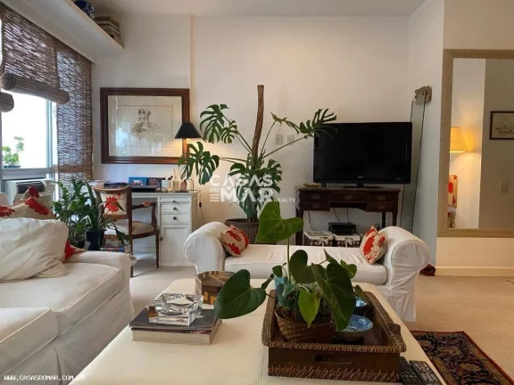 Imagem Apartamento de luxo à beira-mar no Leblon, RJ: 2 quartos, 1 suíte, 3 banheiros, 1 vaga - 96m² de pura elegância!