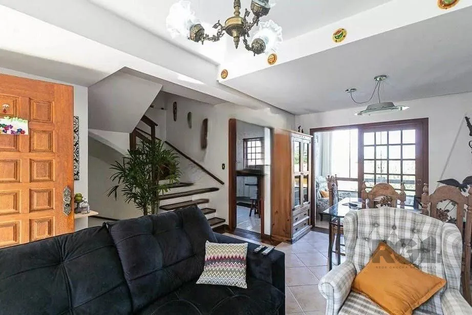 Imagem Casa com 161m² e 3 dormitórios com suíte, piscina no bairro Espírito Santo em PORTO ALEGRE