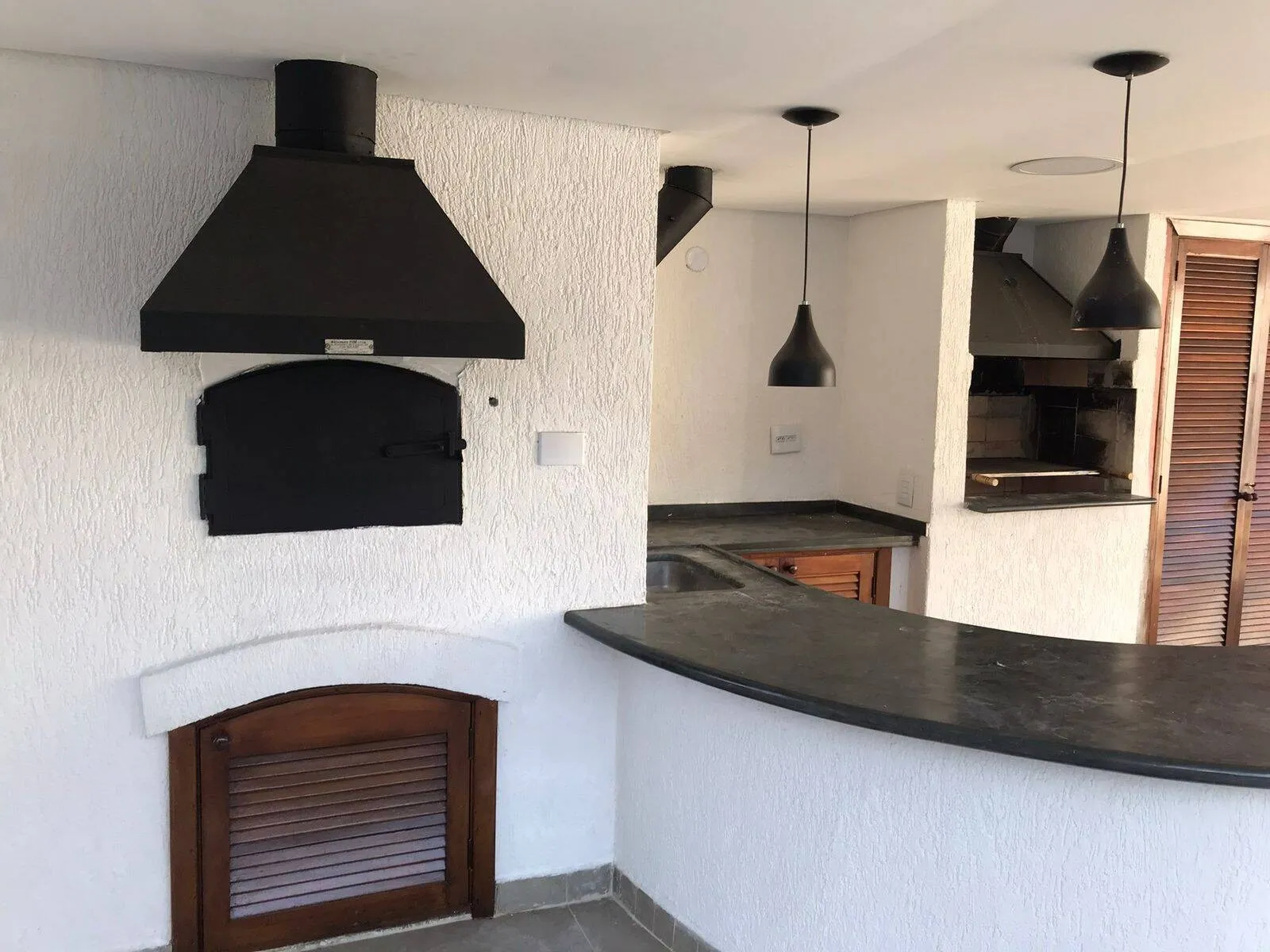 Imagem Casa Arejada em Alphaville Residencial Dois - 4 Quartos, 2 Suítes, Área de Lazer Completa e 4 Vagas
