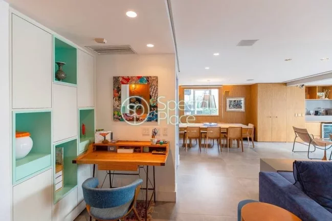 Imagem Totalmente reformado, apto com 201m² com planta versátil e super bem localizado. Amplo living com ...