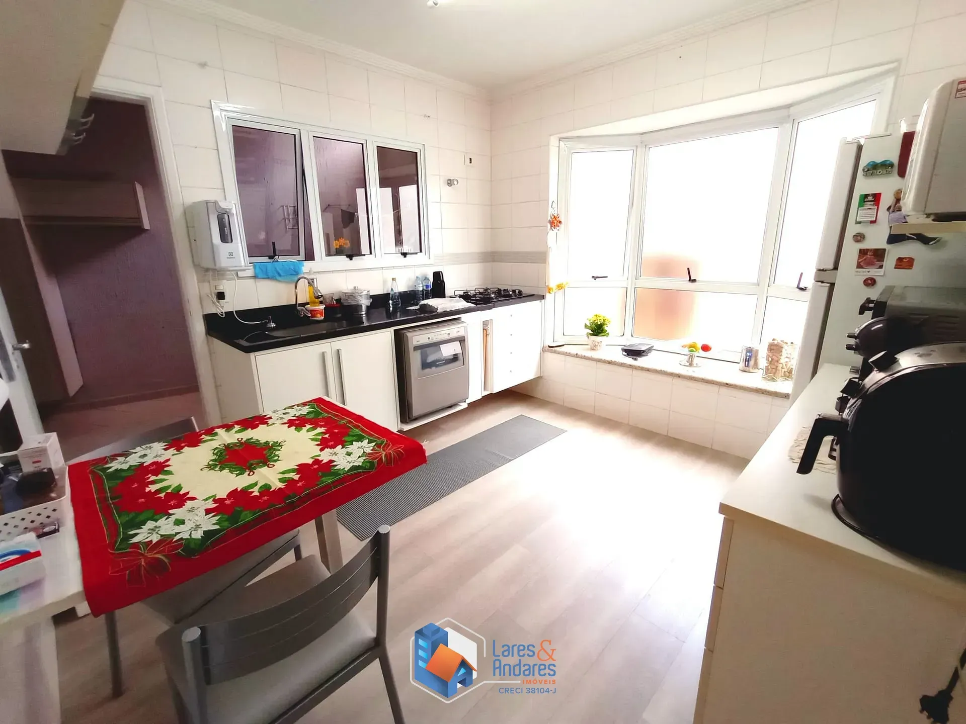 Imagem SOBRADO EM COND. COM 180M² COM 3 DORMS SENDO 1 SUÍTE, AMPLO ESPAÇO COM CHURRASQUEIRA, PLANEJADO NA COZINHA E SUÍTE, 2 VAGAS - SANTA TERESINHA