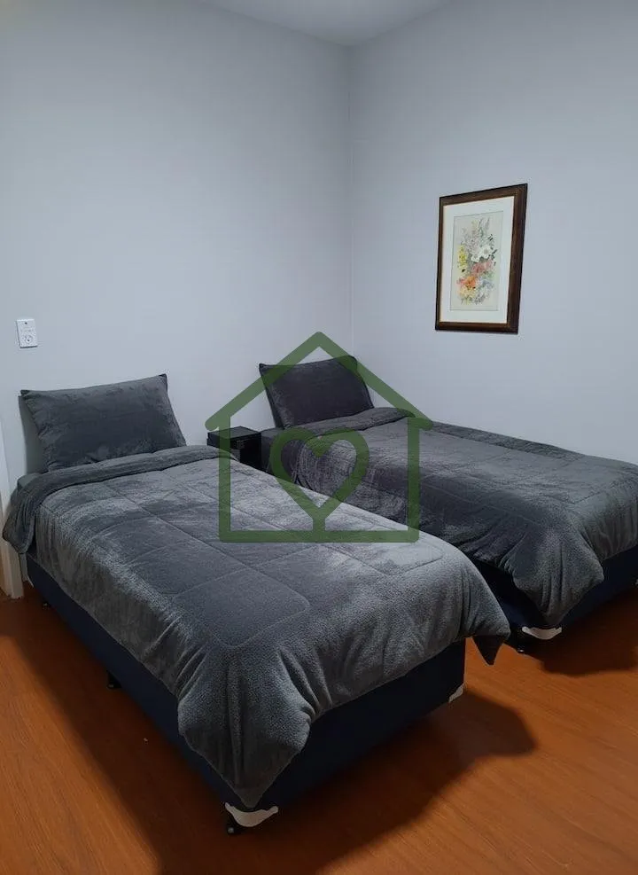 Imagem Apartamento térreo elevado, de frente e recuado, localizado em prédio com belos jardins. O imóvel...