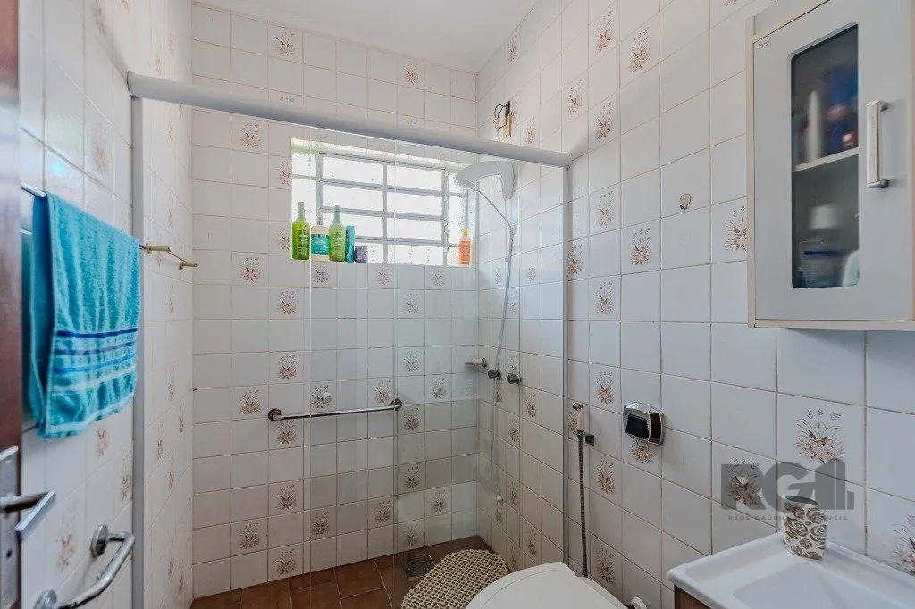 Imagem Casa com 234m², 3 dormitórios, 3 vagas no bairro Partenon