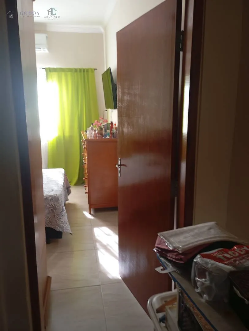 Imagem Imperdível! Sobrado com Suíte no Térreo + 2 Quartos e Garagem p/ 2 Carros.