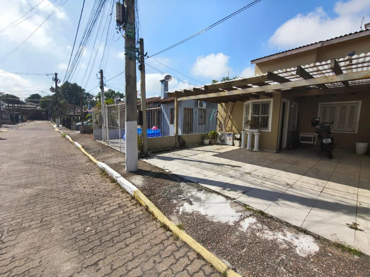 Imagem Casa a venda 3 dormitórios - Restinga - Porto Alegre