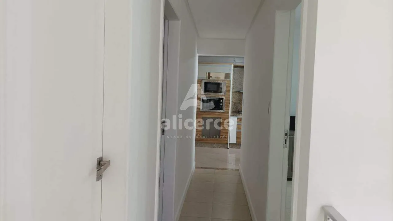 Imagem Casa para aluguel com 3 quartos, 1 suíte, sacada e garagem no Estreito. A uma quadra da Beira-Mar Continental.