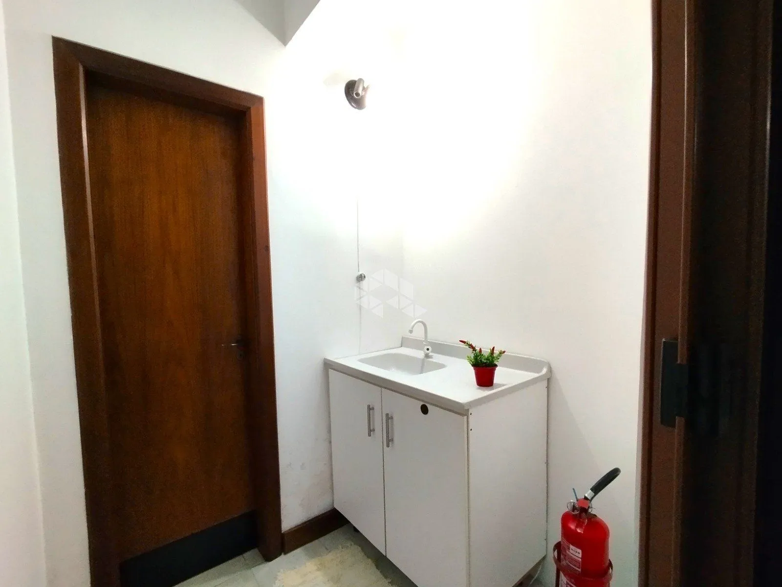 Imagem CONJUNTO COMERCIAL PODENDO FACILMENTE SER TRANSFORMADO EM APTO GARDEN