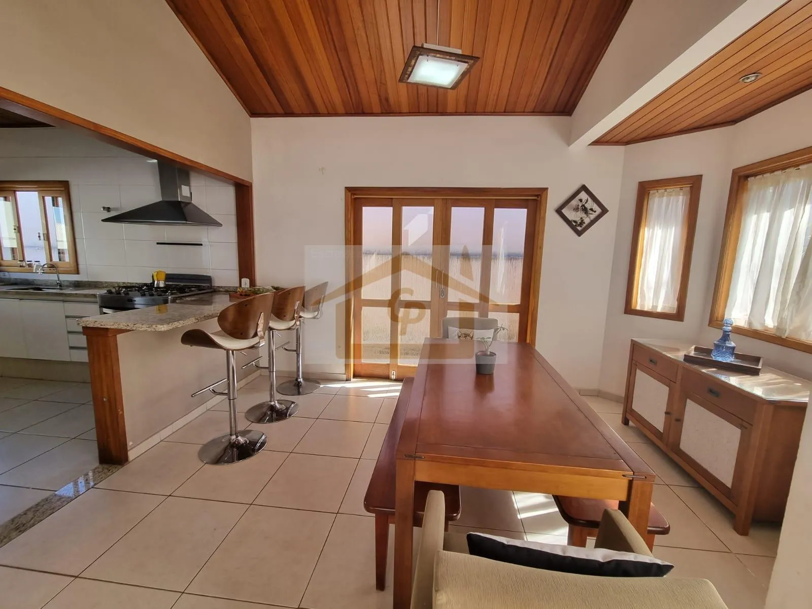 Imagem Casa Térrea, 3 quartos sendo um suíte, 2 vagas Clube Completo!!!
