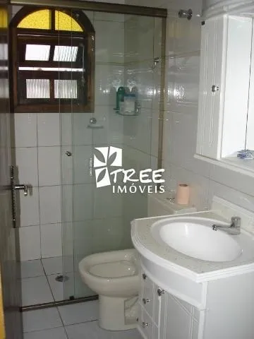 Imagem Casa localizada no bairro Recanto Primavera com 3 dormitórios sendo 1 suíte, 2 salas, cozinha, churrasqueira, 4 vagas para automóveis.