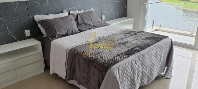 Imagem Sobrado 05 suítes com piscina em condomínio fechado mobiliado e decorado