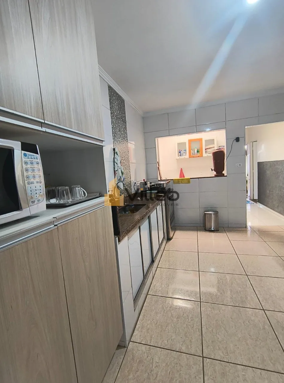 Imagem Descrição do Imóvel:

Descubra o prazer de viver em uma residência que combina elegância, funci...