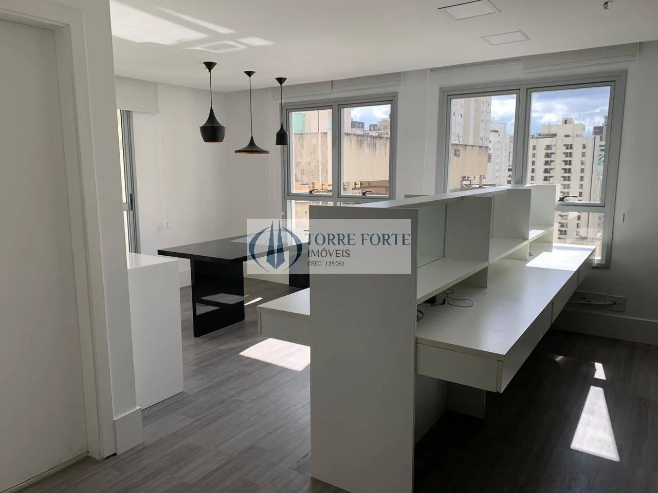 Imagem Ótima sala comercial com 35 m² 1 banheiro 1 copa, varanda 1 vaga de garagem