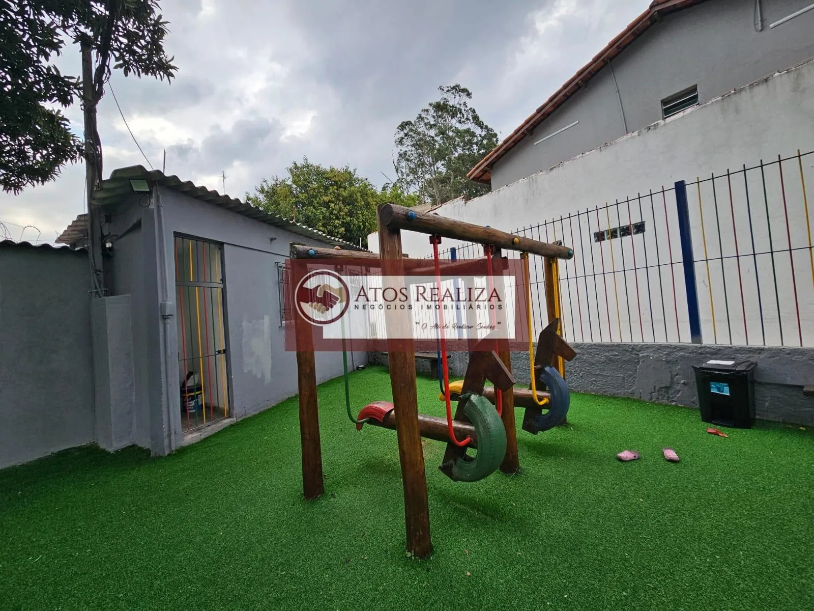 Imagem Casa à venda em condomínio fechado na região de Campo Grande, São Paulo | 2 dorms, 2 vagas paralelas, corredor lateral.