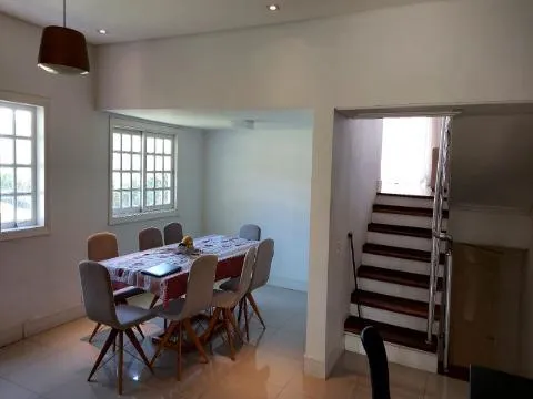 Imagem VENDA DE SOBRADO NO CONDOMÍNIO ARUJAZINHO IV, EM ARUJÁ/SP, 200m² com 5 suítes, ambientes claros, churrasqueira e vista privilegiada. CONSULTE-NOS
