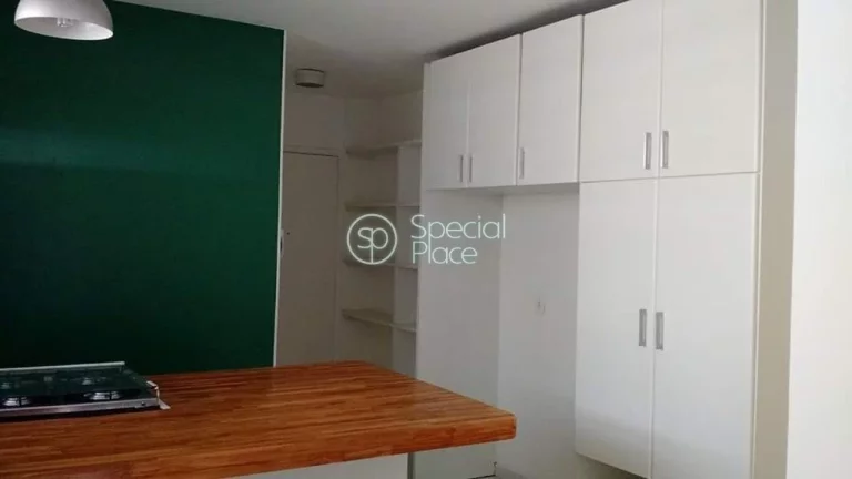 Imagem Ótimo apartamento com 144m², na Rua Urimonduba, Itaim Bibi. Living amplo com grandes janelas propo...