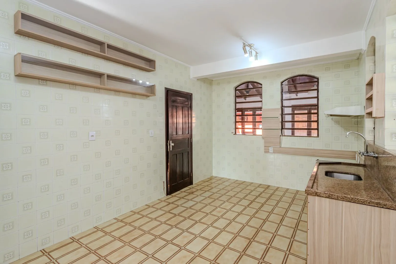 Imagem Casa no Partenon com 4 dormitórios e 4 vagas DESOCUPADA