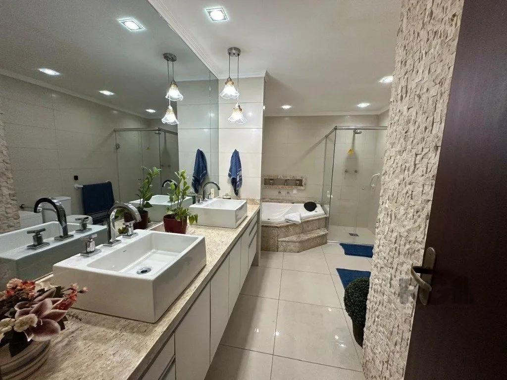 Imagem Vende-se ampla casa 3 quartos com hidro, 2 vagas, living com ladeira e salão de festas com churrasqueira - 260m² - Medianeira