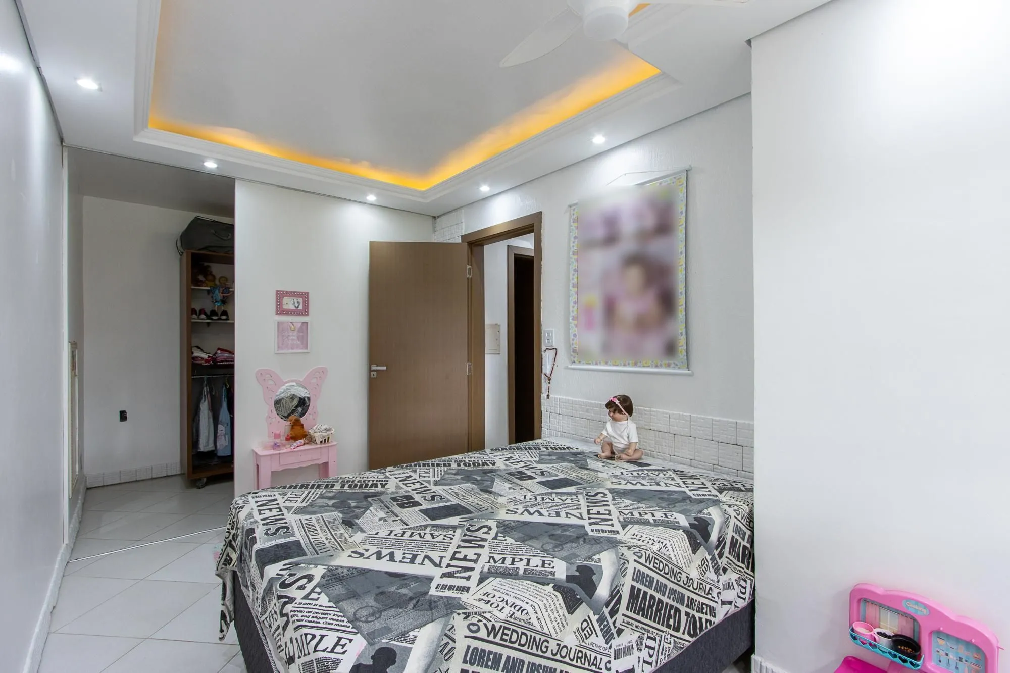 Imagem Casa de 4 dormitórios, 2 suítes, piscina, pátio e 2 vagas de garagem.