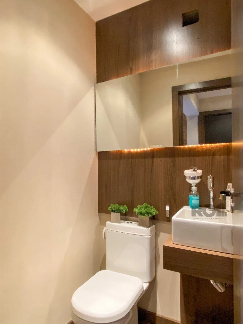 Imagem Sala mobiliada, com churrasqueira para happy hour e vista para o Guaíba