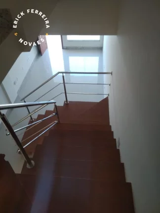 Imagem Belíssima casa duplex composta de 3 suítes área de lazer com piscina e churrasqueira em finíssimo acabamento.