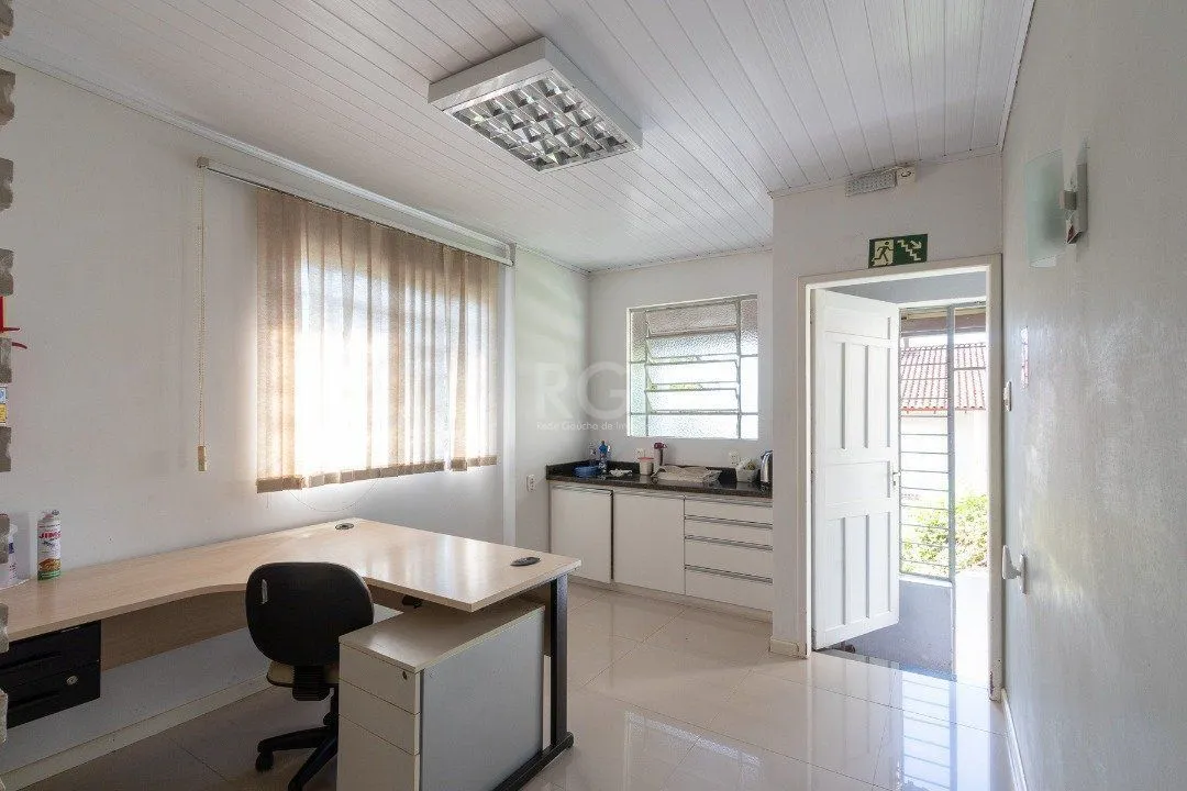 Imagem Casa para Venda - 199.62m², 5 dormitórios, 15 vagas - Tristeza