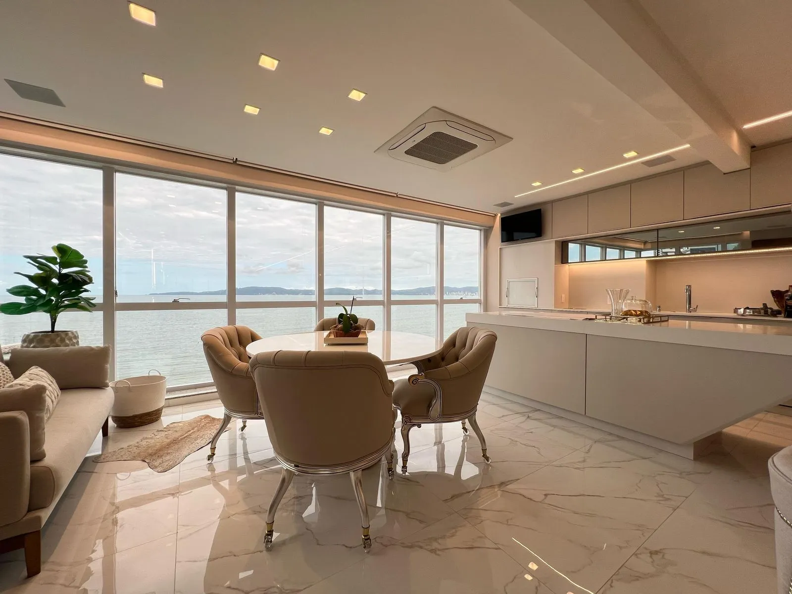 Imagem Apartamento com vista para o mar à venda com 352m2 por R$ 12.600.000,00