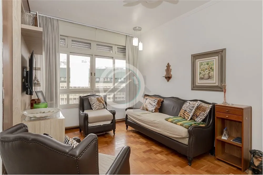 Imagem Apartamento à venda na Rua Sarmento Leite, no coração do Centro Histórico de Porto Alegre, em fr...