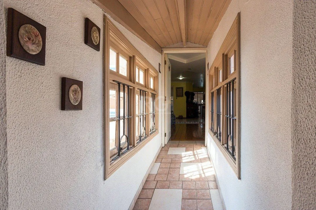 Imagem Casa para Venda - 320m², 5 dormitórios, sendo 2 suites, 3 vagas - Tristeza