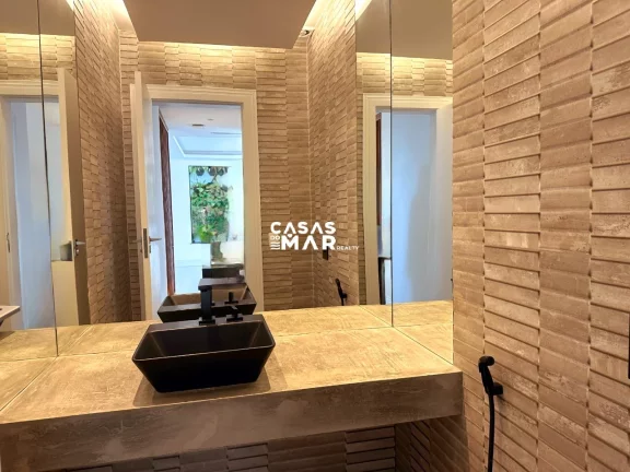 Imagem Imponente residência de luxo com 4 suítes na Barra da Tijúca, Rio de Janeiro - RJ: 3 salas, 6 vagas e 1.000m² de puro requinte!