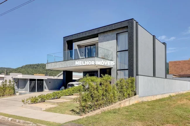 Imagem Casa alto padrão á venda em Condomínio Fechado localizada em Camboriú