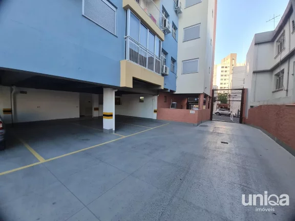 Apartamento 02 dormitórios Mobiliado sacada suíte garagem Center Garden em Santa