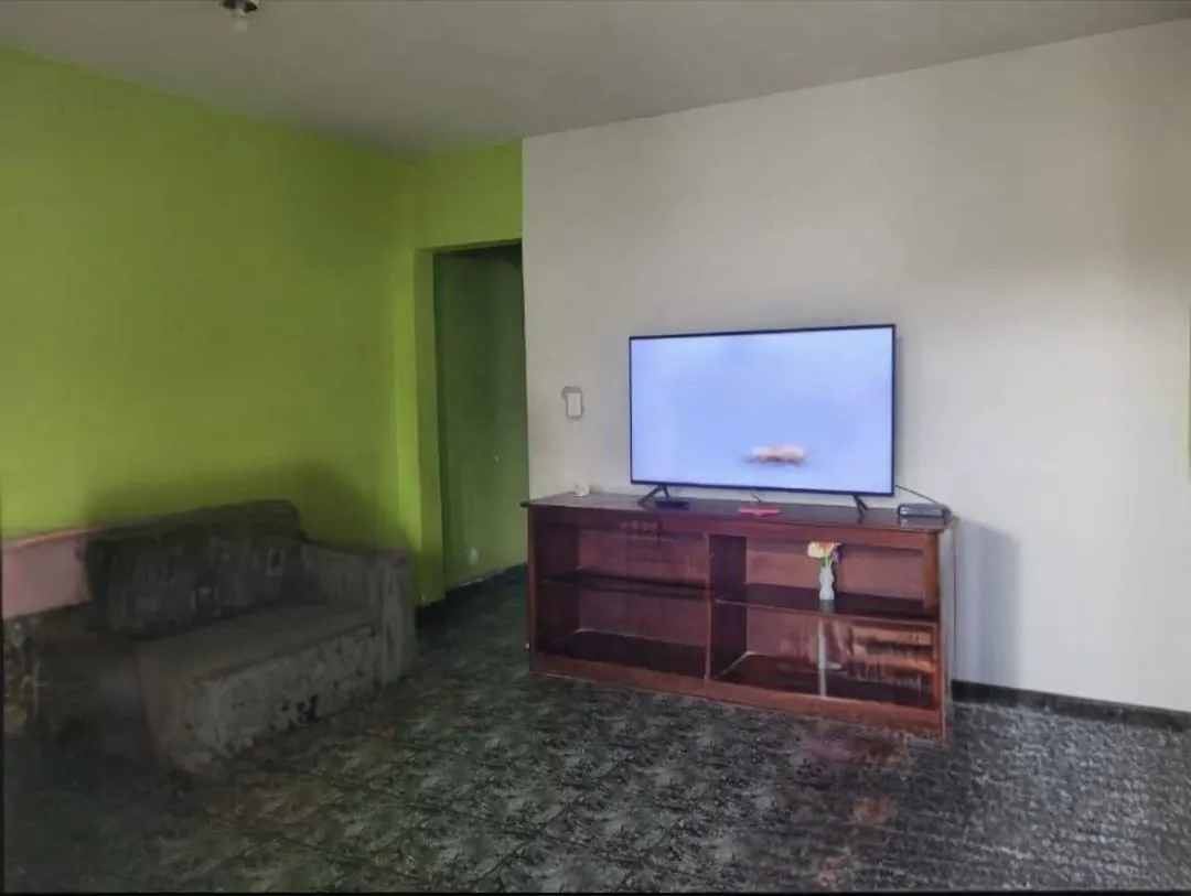 Imagem Casa com 2 Quartos, Amplo Quintal e Potencial de Valorização no Jardim Rosely - Oportunidade Imperdível!