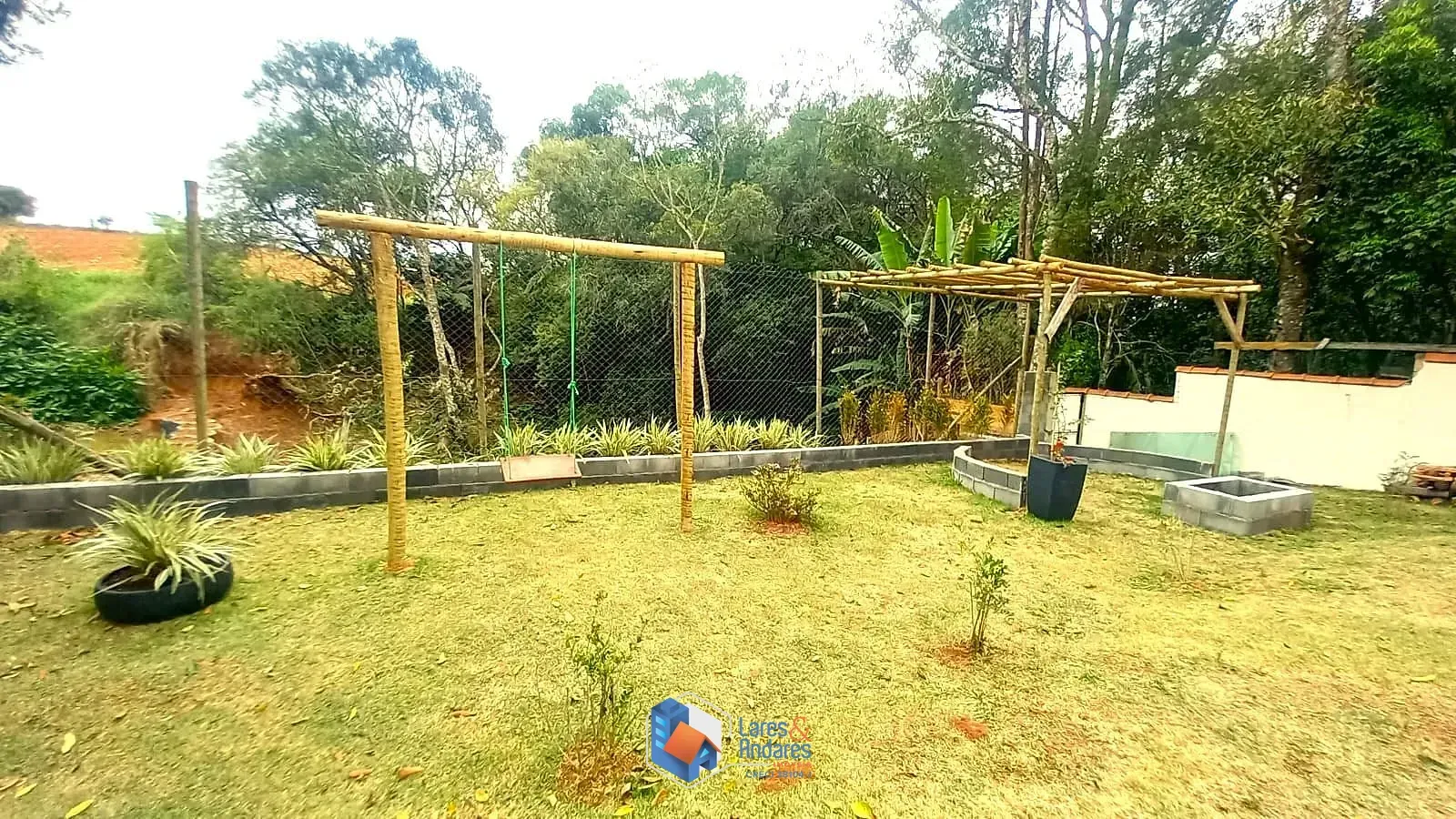 Imagem CASA DE CAMPO EM COND COM 720 m² 3 DORM 2 SALAS SENDO DUAS CASAS, PISCINA E CHURRASQUEIRA COM 5 VAGAS - COND. PORTAL DE IBIÚNA - SP