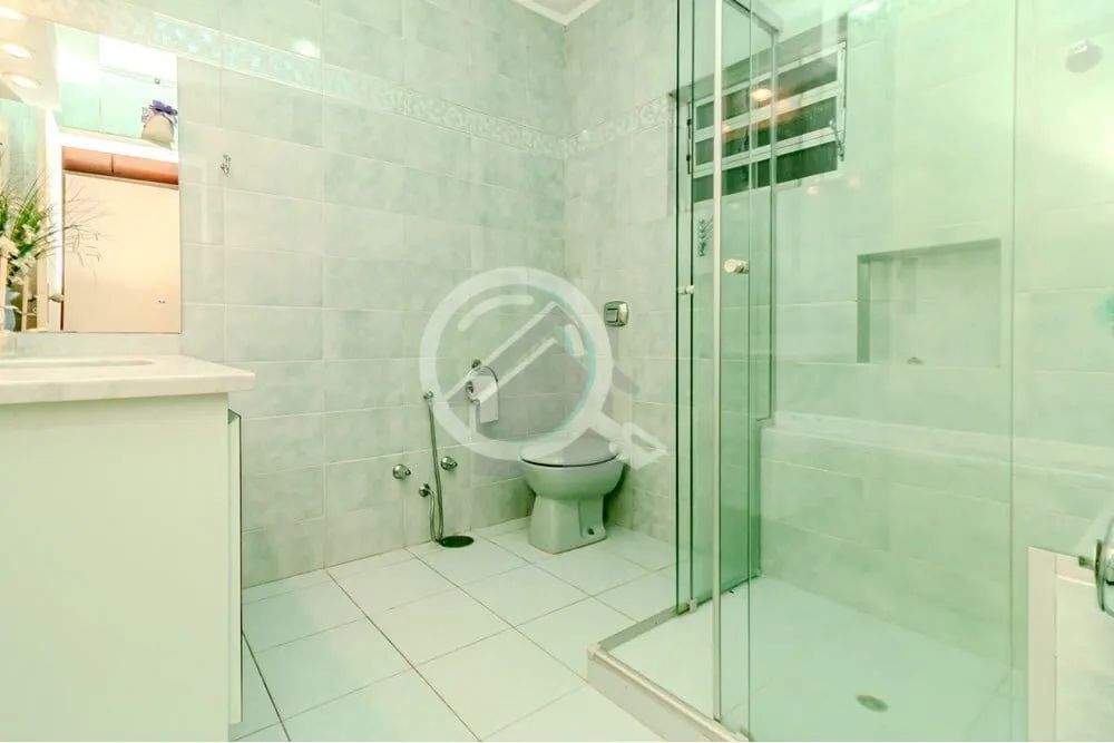 Imagem Apartamento espaçoso com 3 dormitórios, um suíte com sacada, living com 2 ambientes, banheiro soc...