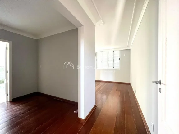 Imagem Linda casa de alto padrão, recém reformada! A residência possui living para vários ambientes, sa...