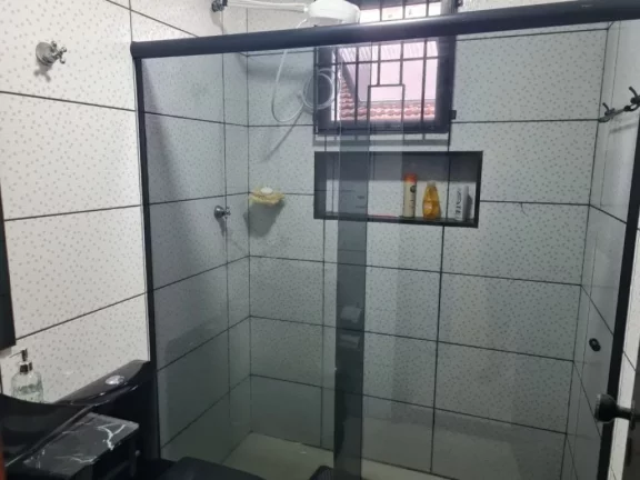 Imagem Excelente apartamento no coração do bairro Ocian a 3 quadras da praia e com piscina! Com 2 dormitórios, sendo 1 suíte,coxinha e quartos com armários planejados e piso em porcelanato.