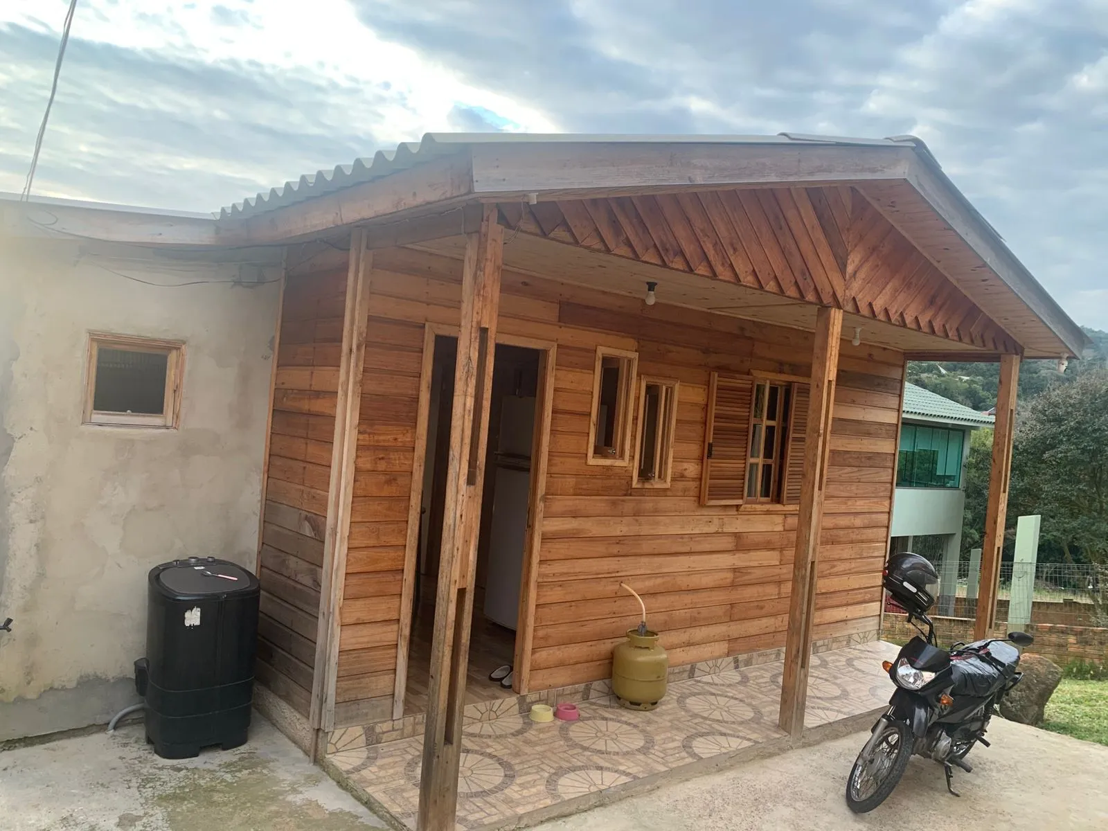 Imagem Terreno com 2 casas pré-fabricadas recém-construídas