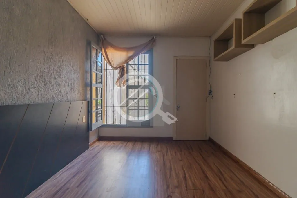 Imagem Sobrado três quartos com uma suíte, living, banheiro social, cozinha e pátio. O sobrado possui ar...