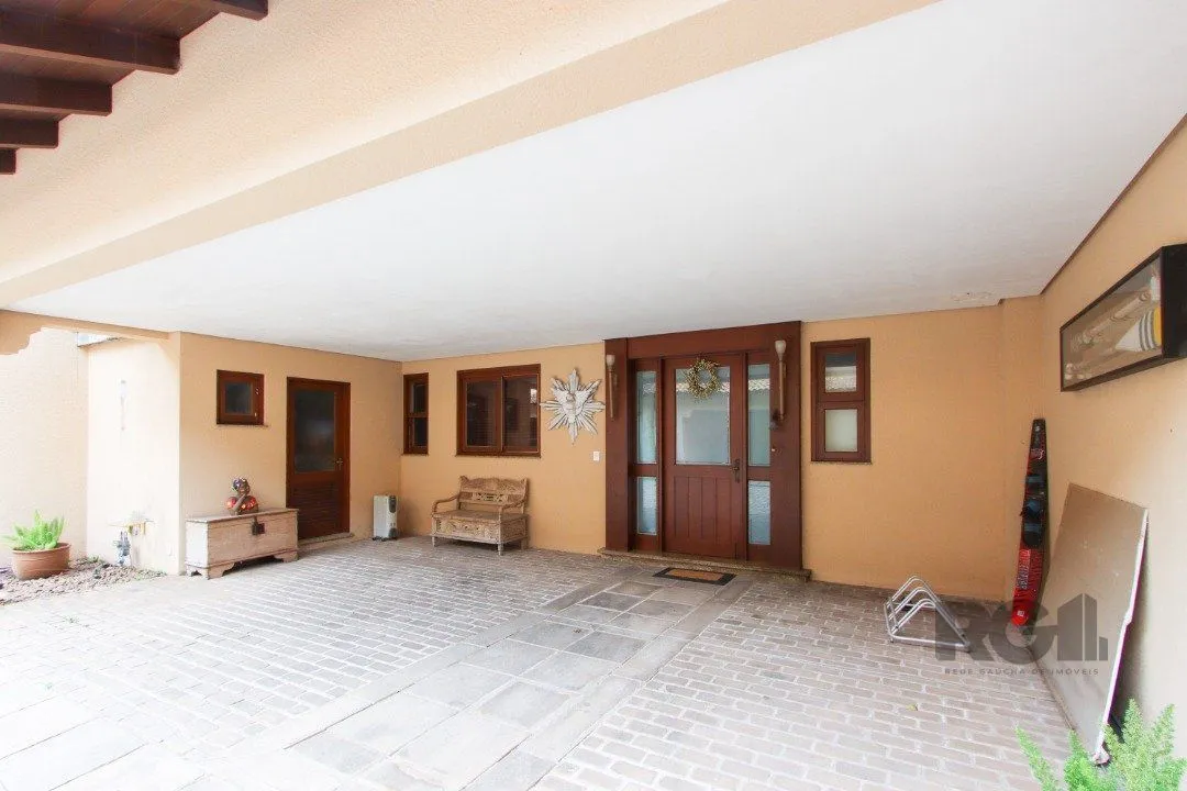 Imagem Casa com 327m² de área privativa, oferecendo 3 dormitórios, sendo 3 suítes