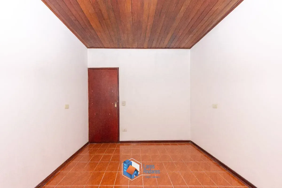 Imagem Casa para venda em Parque Santo Antônio com 5 quartos, 210m²